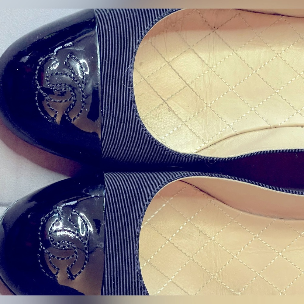 Chanel low heel with linked logo in patent leather.